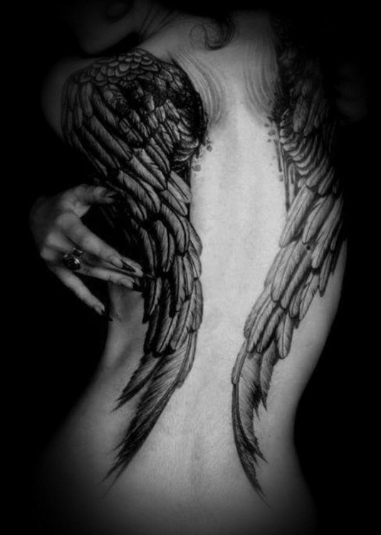 Тату крылья на спине девушки