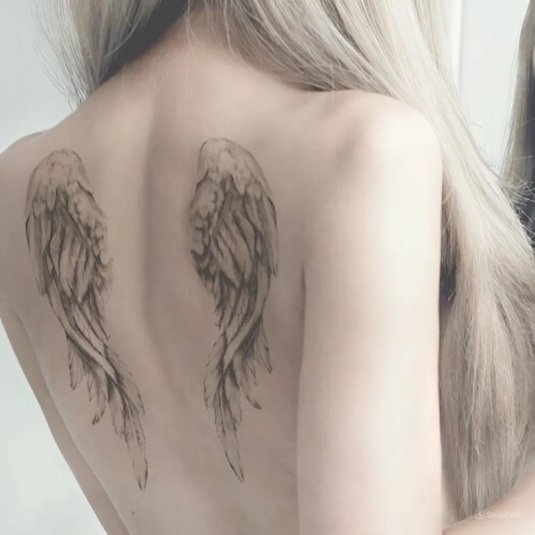 Тату крыло на спине