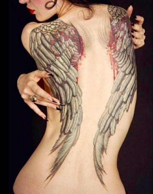 Тату крылья на спине девушки