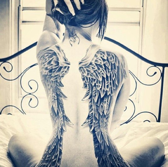 Тату крылья на спине девушки