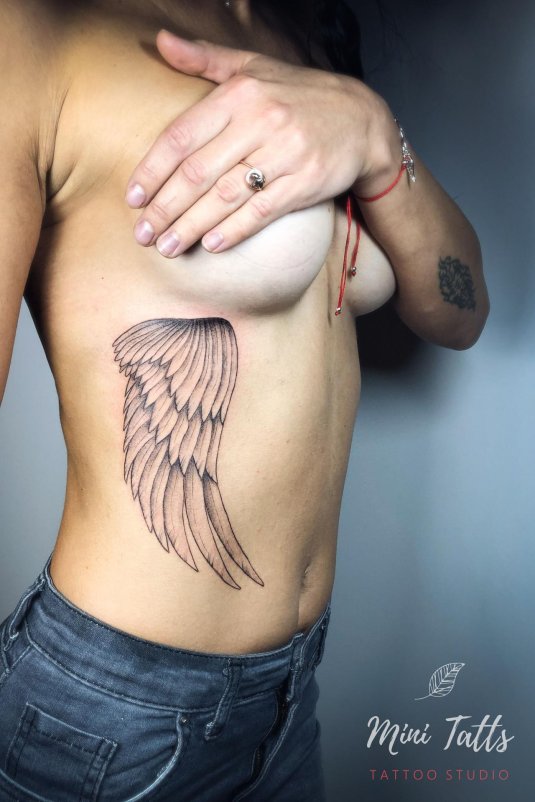 Крылья на груди тату