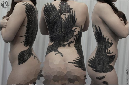 Тату ворона на спине