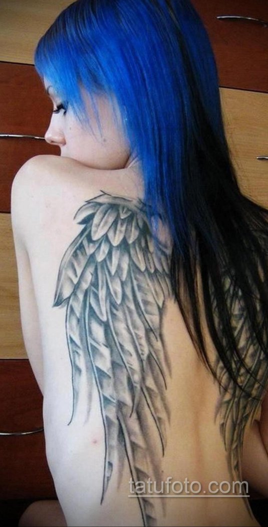 Тату крыло на спине