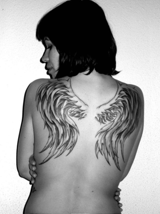 Тату крылья на спине девушки