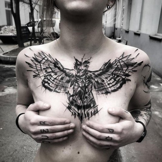 Тату орел на груди