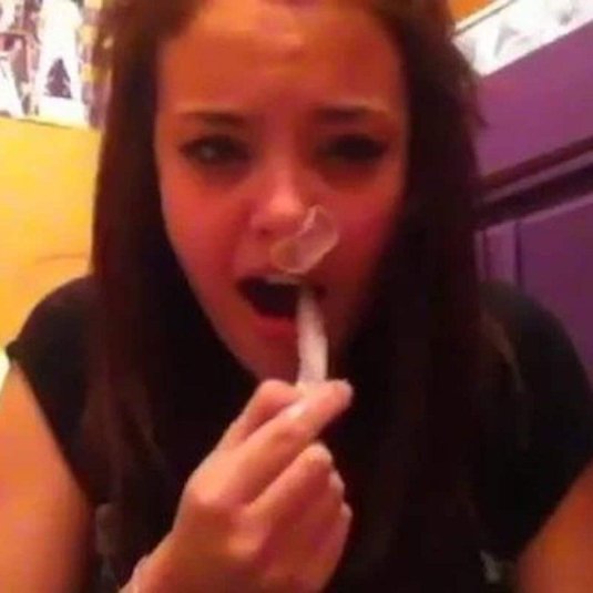 Надевает презерватив ртом