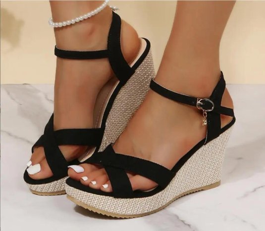 Босоножки на платформе с ремешками