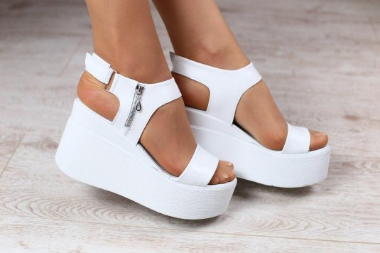 Босоножки на платформе белые
