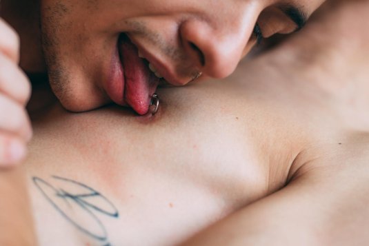 Лижет соски