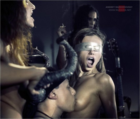 Девушка с повязкой на глазах