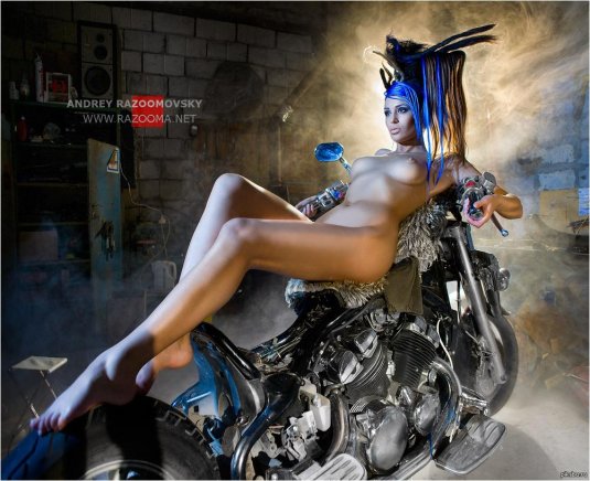 Девушка на мотоцикл