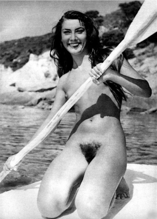 На пляже женщины