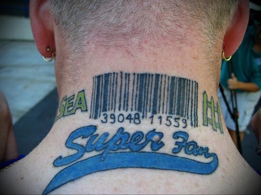 Штрих код на шее тату