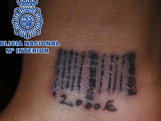 Тату штрих код на руке