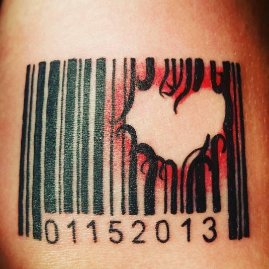 Татуировка в виде штрих кода