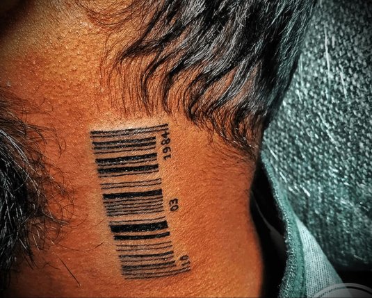 Наколка штрих код на шее