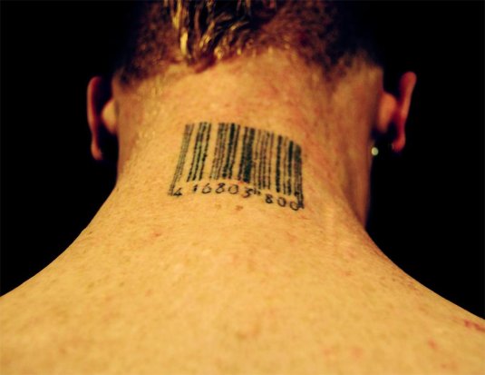 Штрих код на шее тату