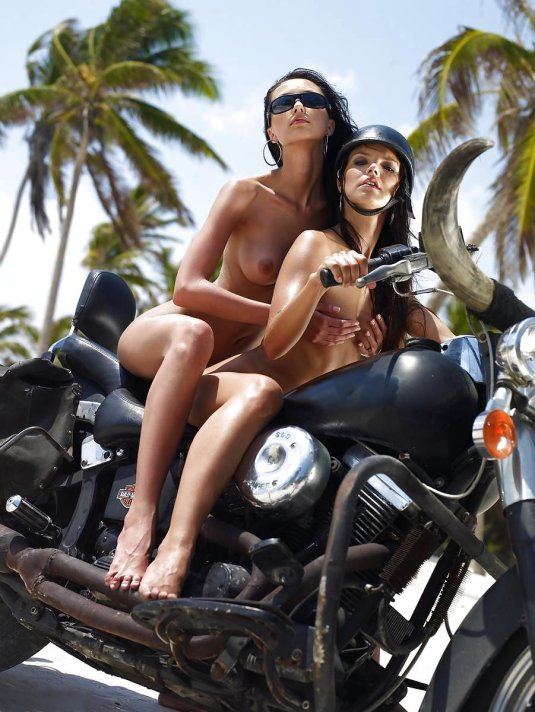 Голые женщины на мотоцикле