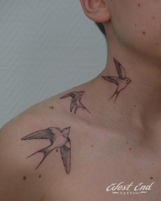 Сиенна миллер тату ласточка