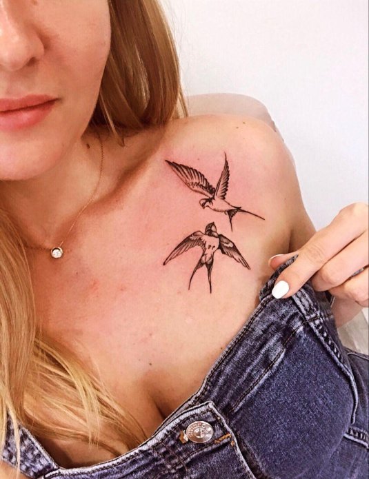Тату ласточка на ключице
