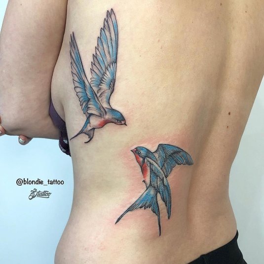 Тату ласточка на боку