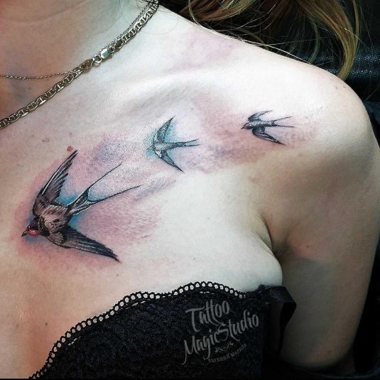 Тату ласточка на ключице для девушек