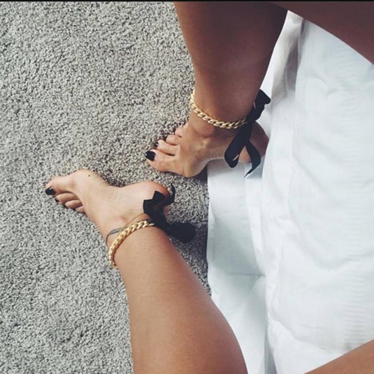 Браслет на ноге у девушки