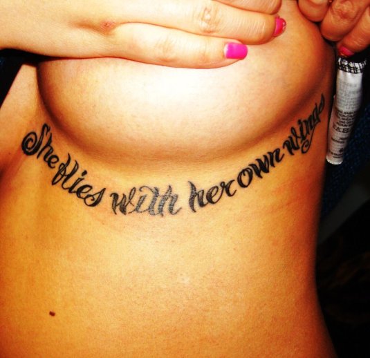 Татуировка под грудью надпись