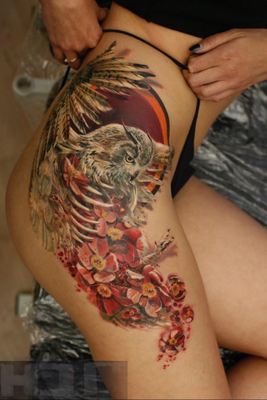 Тату сова на бедре