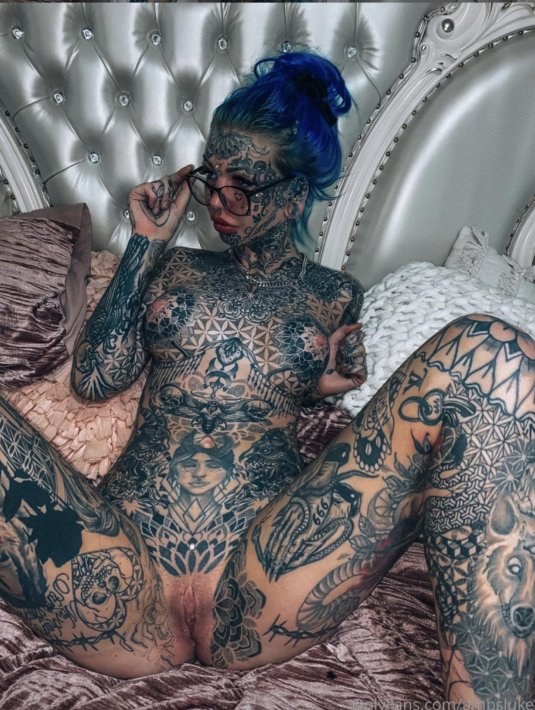 Голые татуированные женщины