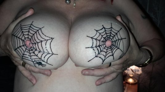 Тату паутина на груди