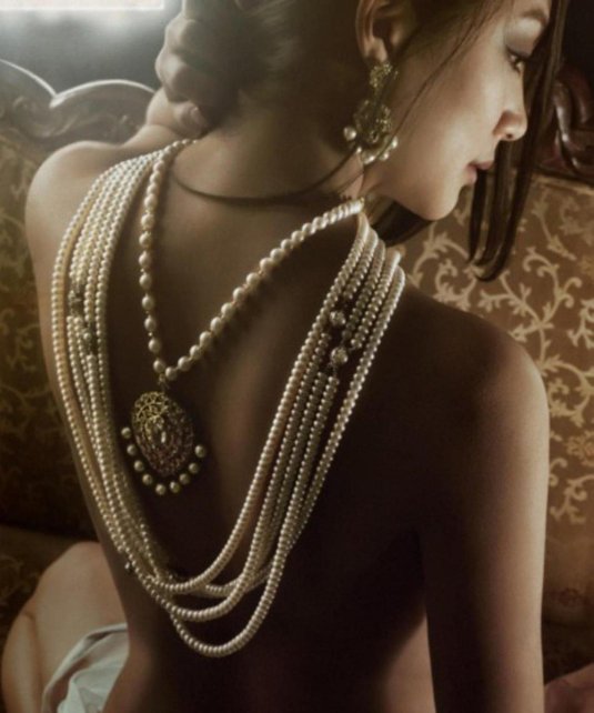 Девушка с бусами