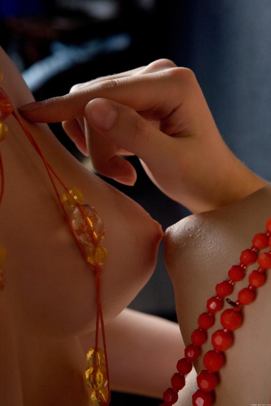 Эротические девушки в бусах