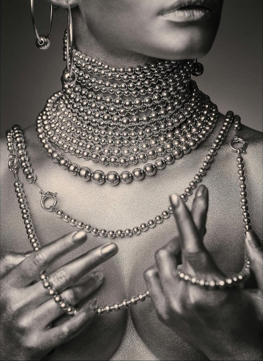 Бусы на женщине