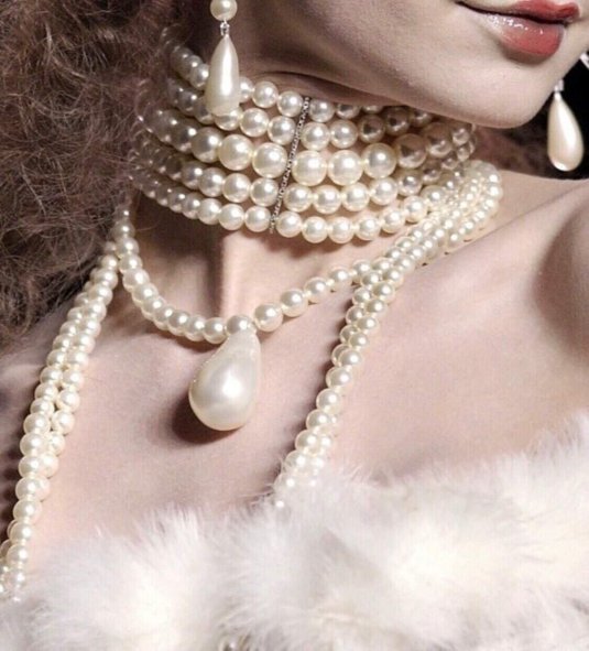 Украшение из жемчуга