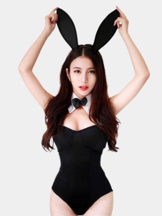 Девушка в костюме кролика