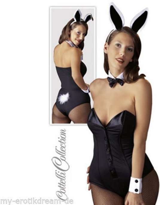 Девушка в костюме зайчика