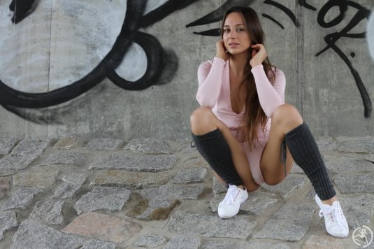 Девушка в кроссовках ню