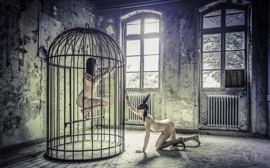 Девушка в клетке эротично