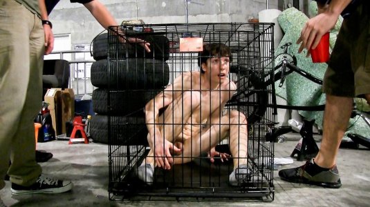 Раб в клетке