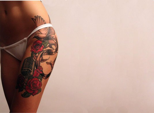 Тату для девушек на бедре