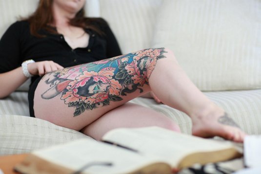 Тату для девушек на бедре