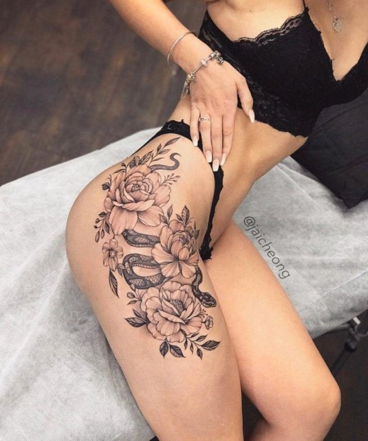 На бедре тату