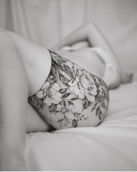 Татуировка на бедре женская