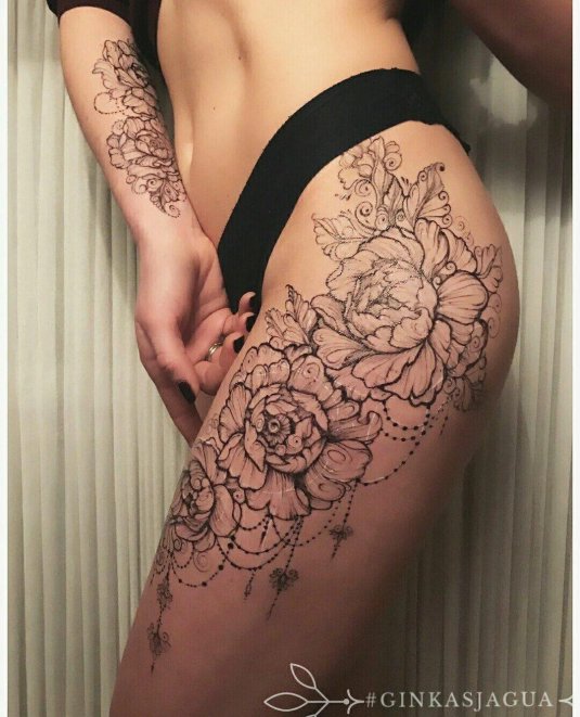 Тату на бедра