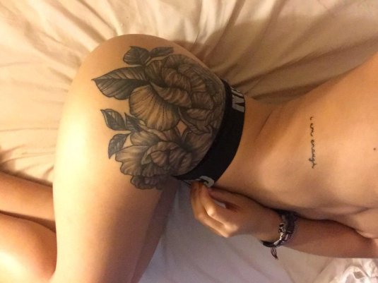 Женская тату на бедре