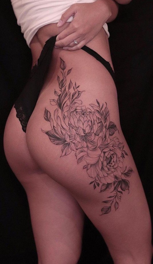 Женская татуировка на бедре