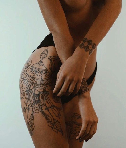 Тату для девушек на бедре