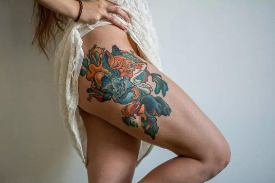 Тату на бедрах для девушек