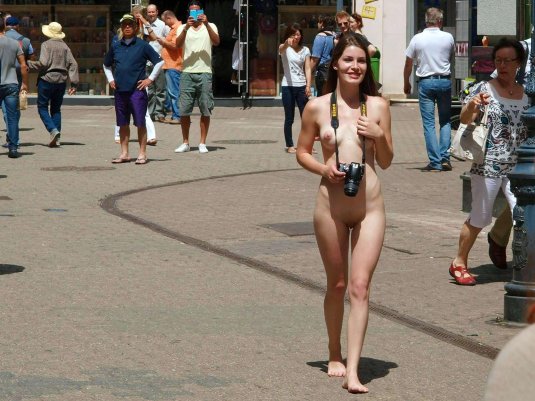 Голышом по улице